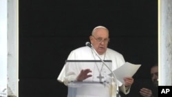 教宗方济各在梵蒂冈的三钟经午间祷告期间透过俯瞰圣彼得广场的窗子发表讲话。(2024年3月10日)