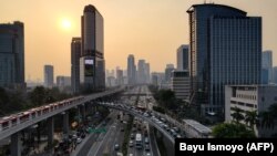 Suasana jalan protokol di Jakarta pada jam-jam sibuk, 29 Agustus 2023. Bank Pembangunan Asia (ADB) mengatakan masalah hilangnya lapangan kerja pada masa pandemi dan tren relokasi bisnis bisa hambat upaya Indonesia mencapai target pertumbuhan 6% pada 2045. (Foto: Bay Ismoyo/AFP)
