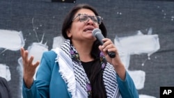 Rashida Tlaib berbicara dalam rapat umum di National Mall selama demonstrasi pro-Palestina di Washington, 20 Oktober 2023.(Foto: AP)
