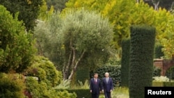 拜登总统和中国国家主席习近平在加利福尼亚州伍德塞德费罗丽庄园的花园里散步。(2023年11月15日)