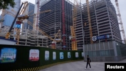 资料照片:北京商务中心区的一处建筑工地。(2024年7月14日)