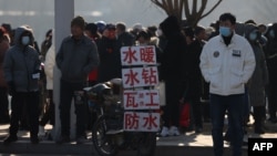 资料照:中国辽宁沈阳街头等候打零工的工人。(2023年2月6日)