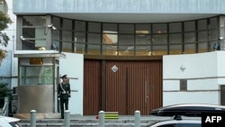 一名中国武警士兵站在位于北京的以色列驻中国大使馆大门外。(2023年10月13日)