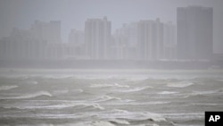 中共新华社提供的照片显示，台风多克苏里在福建省福州登陆。（2023年7月27日）