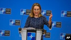 资料照片:2022年2月15日,美国驻北约大使朱丽安·史密斯在布鲁塞尔北约总部发表讲话。(美联社照片)