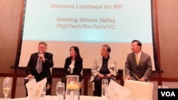 2023年10月1日台湾总统参选人柯文哲在欢迎会上与参会者互动。左一为柯文哲,左二为高科技企业CEO李丽芬博士,左三为王宁国博士,左四为旧金山台北姐妹市委员会副主席胡立民