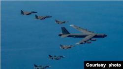 美国、日本与韩国军队2023年10月22日举行联合空中演习。(美国空军/韩国军方)