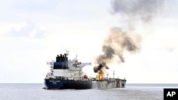 印度海军提供的照片显示被胡塞武装分子导弹袭击的英国Marlin Luanda号油轮着火。(2024年1月27日)