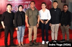 Gita Permata (kedua dari kiri) selaku jubir milenial bersama dengan wakil TPN Ganjar-Mahfud, Andhika Perkasa dalam acara "Milenial Bertanya Anti-Gagal" pada Jumat (8/12) di Jakarta. (VOA/Indra Yoga)