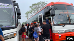 在拉哈斯布兰卡斯移民接收点,排队等待上车的移民,其中有好几名中国走线客。(2024年2月22日)