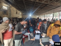 印度北方邦勒克瑙的阿利甘杰政府工业培训学院,工人们正在等待他们的技能测试和面试(美国之音/贾尚杰)