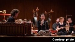 Grup gamelan Raga Kusuma bersama artis tamu Dr. Peni Candra Rini (foto: courtesy).