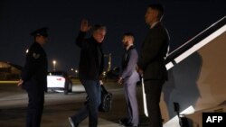 美国国务卿布林肯从华盛顿安德鲁斯联合基地登机前往中国和英国进行访问。(2023年6月16日)