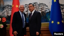 中国外长王毅在北京会晤到访的欧盟外交和安全政策高级博雷利(Josep Borrell)。(2023年10月13日)