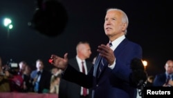 美国总统拜登星期四晚间在马里兰州安德鲁斯空军基地对媒体讲话。(2024年8月1日)