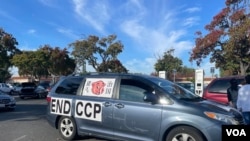 贴有讽刺习近平漫画和结束中共字样的游行车辆。（周星晨）