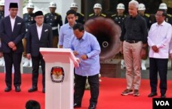 Calon presiden dan wakil presiden, Prabowo Subianto dan Gibran Rakabuming Raka menandatangani Deklarasi Damai Kampanye Pemilu 2024 di Komisi Pemilihan Umum (KPU) pada Senin (27/11) di Jakarta. (VOA/Indra Yoga)