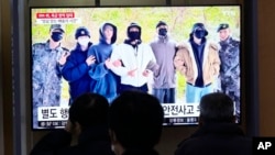 韩国首尔火车站的电视屏幕在播放韩国流行乐团BTS成员的画面。(2023年12月11日)