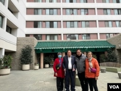 住在老年公寓的老人在楼下合影 (美国之音/张木林)