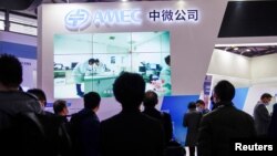 资料照:在上海举办的一个半导体技术贸易会上的中微公司展台。(2021年3月17日)