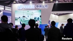 资料照:上海举办的一个半导体技术贸易会上的中微公司展台。(2021年3月17日)