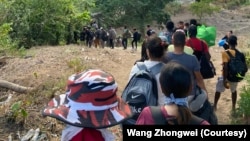 资料照片:王中伟一行人在美墨边境地区行走。(2023年4月22日)