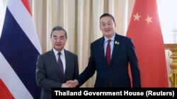 中国外长王毅(左)与泰国总理赛塔(Srettha Thavisin)在曼谷举行会晤。(2024年1月29日)