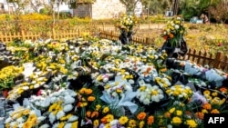 资料照:中国前总理李克强在安徽滁州工作时的旧居前,民众为悼念李克强献上鲜花。(2023年10月30日)