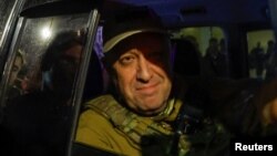 瓦格纳雇佣军集团首领普里戈津乘车离开俄罗斯罗斯托夫南部军区司令部。(2023年6月24日)