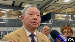 台湾新任驻美代表俞大㵢抵达华盛顿杜勒斯机场时接受媒体采访。(2023年12月11日,美国之音锺辰芳拍摄)