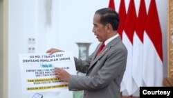 Presiden Jokowi di Istana Bogor, Jumat (26/1) menjelaskan pasal di UU Pemilu yang memperbolehkan Presiden untuk berkampanye. (Foto: Biro Setpres RI)