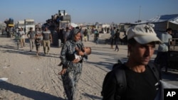 2024年8月8日,巴勒斯坦人在以色列军方下达撤离命令后逃离加沙地带的汗尤尼斯地区,以色列称其部队将很快在那里开展行动。(美联社照片)