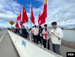 在旧金山机场附近欢迎习近平的留学生群体 (美国之音)