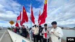 在旧金山机场附近欢迎习近平的留学生群体。(美国之音)