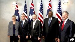 澳大利亚外长黄英贤、美国国务卿布林肯、澳大利亚总理阿尔巴尼斯、美国防长奥斯汀和澳大利亚防长马勒斯。(从左到右。)