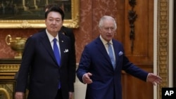英国查尔斯国王陪同韩国总统尹锡悦参观白金汉宫内的王室收藏。(2023年11月21日)