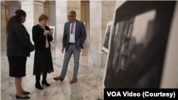 Посолка України у США Оксана Маркарова, сенаторка Джин Шагін та фотограф Патрік Паттерсон на виставці у Капітолії