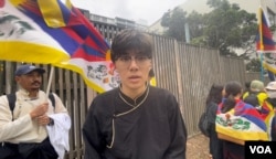 学生自由西藏组织的成员Topjor Tsultrim接受了美国之音记者的采访。他说：“我们这次至少有30多个藏人抗议者被亲共团体殴打。” (美国之音/周星晨)