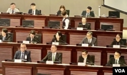 香港律政司司长林定国(第一排左二)及保安局局长邓炳强(第一排右二)等官员,出席立法会联席会议,讨论23条立法公众咨询结果 美国之音/汤惠芸)