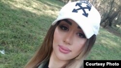 消息人士说,伊朗妇女阿雷祖·巴德里7月22日因未戴头巾在车内遭警察枪击。