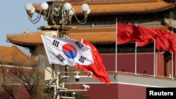 韩国与中国国旗在北京天安门广场飘扬。(2017年12月15日)