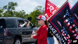Para pendukung mantan Presiden AS Donald Trump berkumpul di luar kediamannya di Mar-a-Lago, Palm Beach, Florida, pada 11 Juni 2023. (Foto: AP/Evan Vucci)