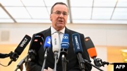 德国国防部长鲍里斯•皮斯托瑞斯在柏林对记者发表声明。(2024年3月3日)