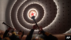 资料照片:中国军乐团在北京人大会堂内演奏。(2024年3月11日)