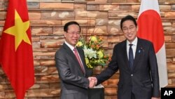 日本首相岸田文雄（右）在东京会晤到访的越南国家主席武文赏(Vo Van Thuong)。（2023年11月27日）
