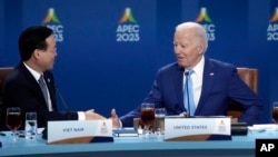 Tổng thống Joe Biden bắt tay Chủ tịch nước Việt Nam Võ Văn Thương khi ông đến dự đối thoại thân mật và ăn trưa làm việc tại hội nghị thượng đỉnh Hợp tác Kinh tế Châu Á-Thái Bình Dương thường niên, ngày 16 tháng 11 năm 2023, tại San Francisco.