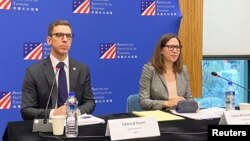 美国在台协会(AIT)主席劳拉.罗森伯格(Laura Rosenberger 右)在台北举行的记者会上发表讲话。(2024年1月16日)