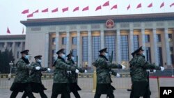 中国武警士兵在北京人大会堂外列队行走。(2024年3月5日)