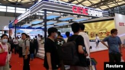 参观者走过在上海举办的国际半导体展览会(SEMICON China)上的中国电科的展台。(2023年6月29日)