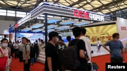 资料照片:参观者走过在上海举办的国际半导体展览会(SEMICON China)上的中国电科的展台。(2023年6月29日)